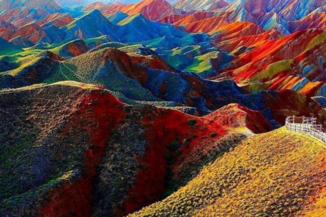 As montanhas Arco-Íris da China: existe uma paisagem geológica onde as montanhas parecem ter sido pintadas com cores vibrantes