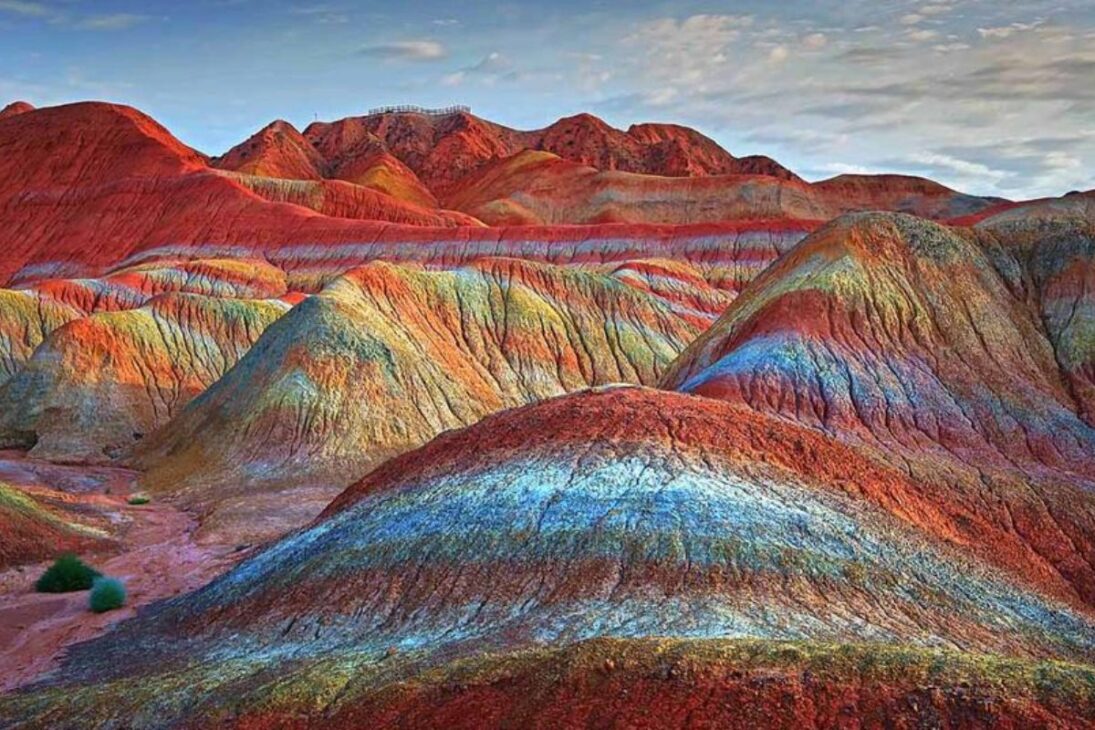 As montanhas Arco-Íris da China: existe uma paisagem geológica onde as montanhas parecem ter sido pintadas com cores vibrantes