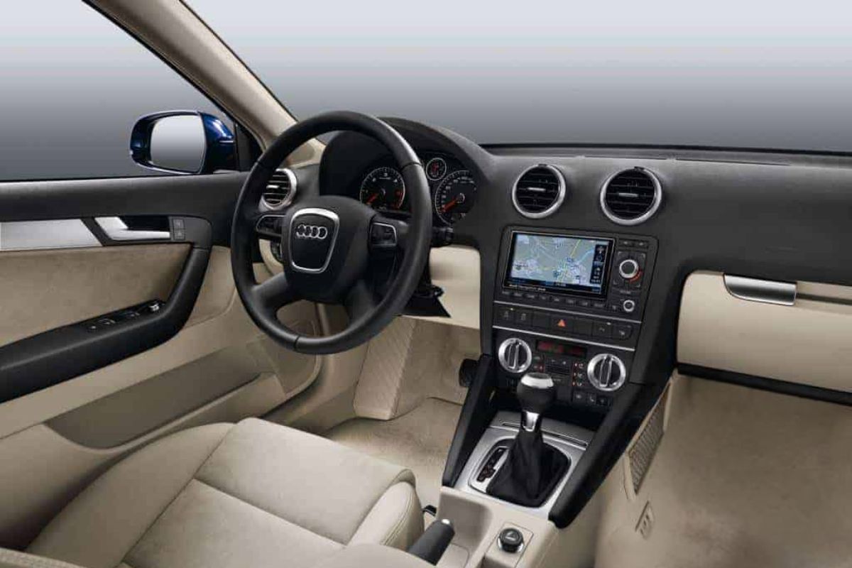 O Audi A3 Sportback 2.0 2007 combina desempenho de motor 2.0 turbo, câmbio automático de 6 marchas e suspensão independente para quem busca um hatch médio equilibrado entre conforto, segurança e robustez técnica no mercado de usados.