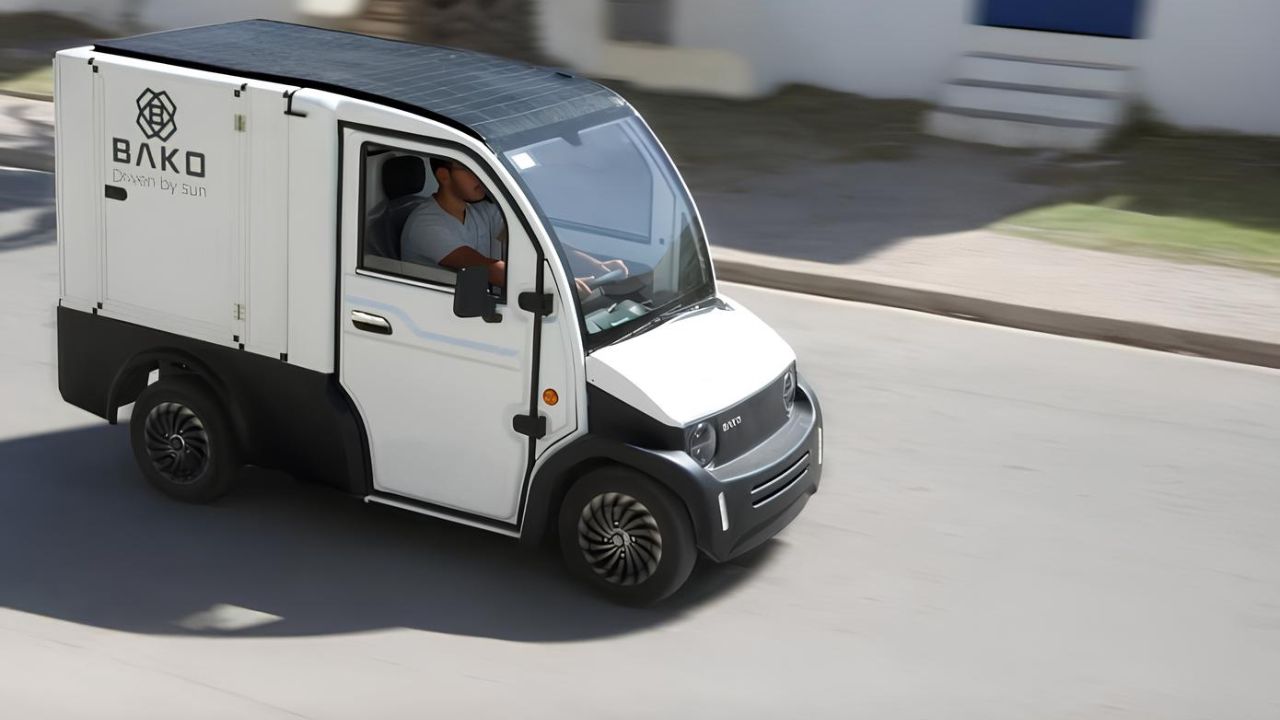 Veículo elétrico solar da Bako Motors em operação urbana, destacando inovação sustentável
