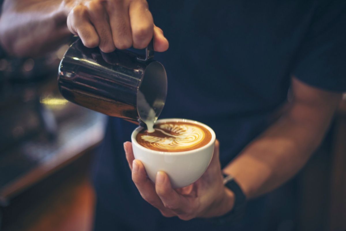 Escolher entre o café tradicional e o café solúvel não deve ser encarado como uma competição, mas como uma decisão baseada em contexto, preferência pessoal e objetivos de consumo. Ambos têm seu valor e podem conviver harmoniosamente na rotina de quem aprecia café.