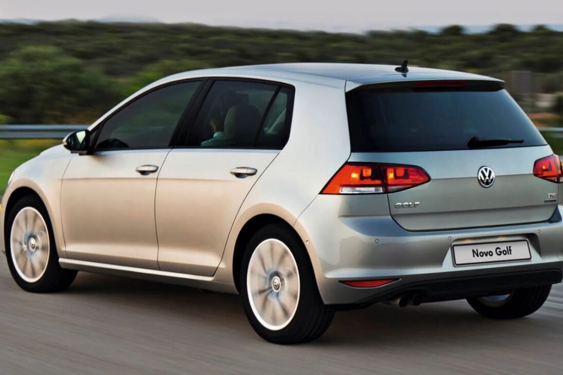 Cerca de R$ 74 mil e com motor 1.4 turbo de 140 cv, este hatch médio automático entrega desempenho forte, baixo consumo e conforto de sobra; conheça o Volkswagen Golf 1.4 TSI AT 2014/2015
