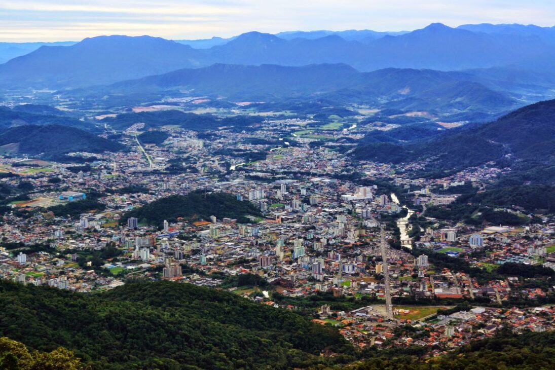 Cidade dos bilionários de Santa Catarina surpreende geral com luxo escondido, empresas gigantes, segurança absurda e moradores que andam de carro comum como se nada fosse