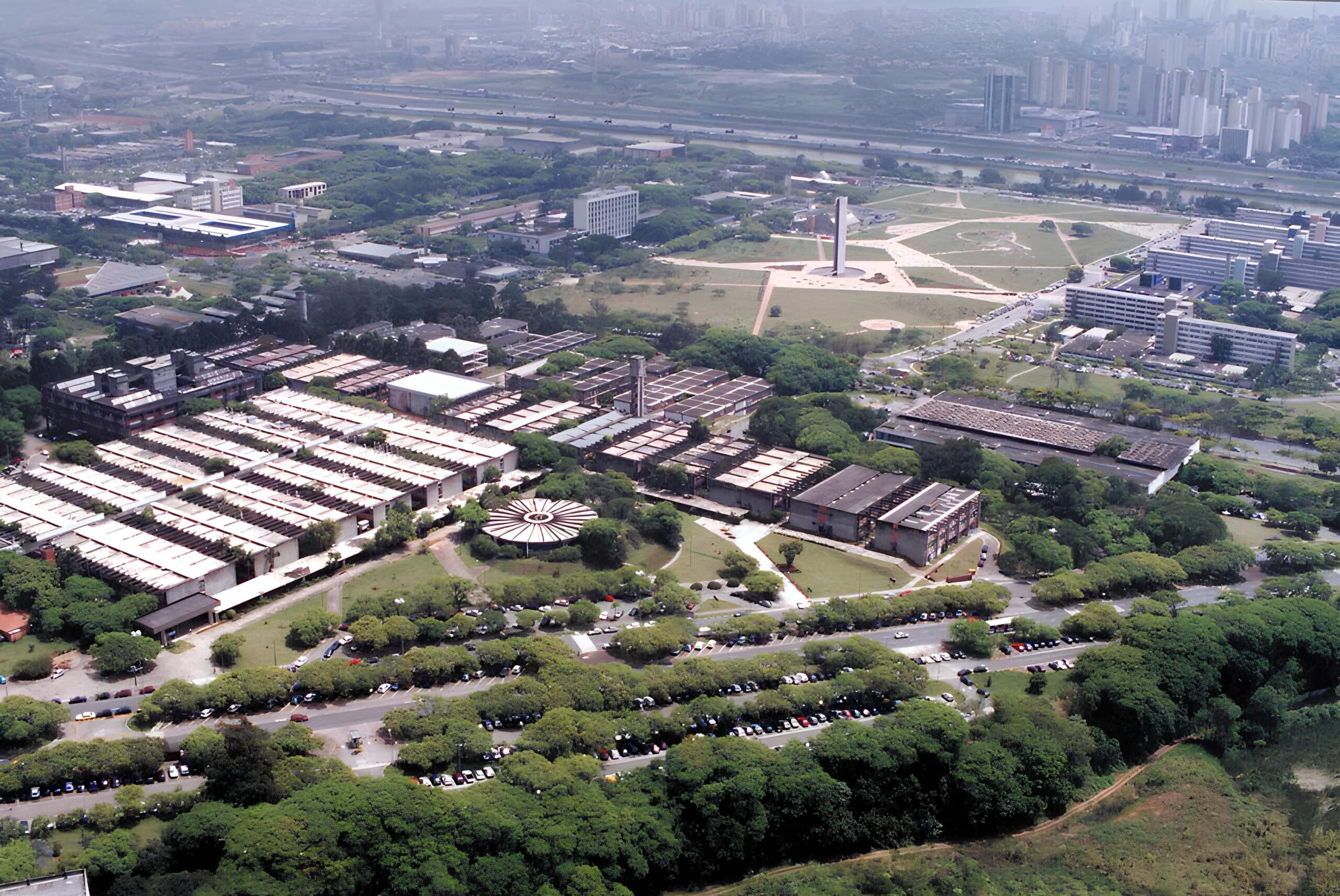Com 7,4 milhões de m² e 97 mil alunos, a maior universidade do Brasil é maior que o Vaticano e Mônaco juntos e funciona como uma cidade completa dentro de São Paulo