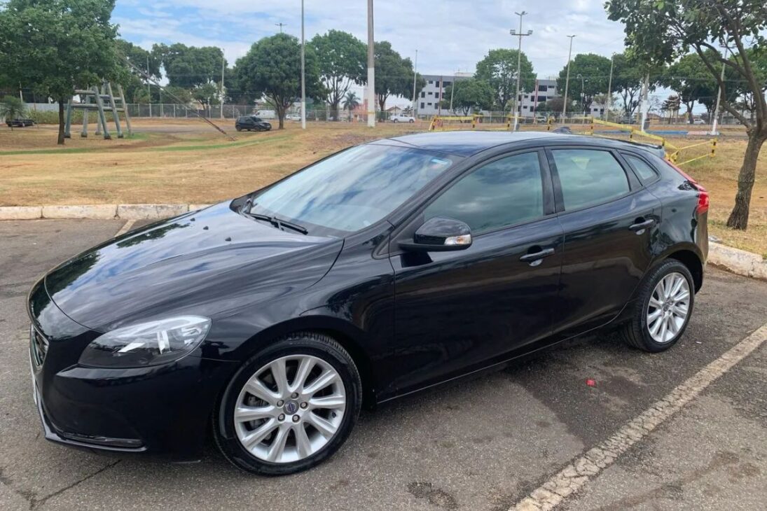 Cinco carros de luxo esquecidos e baratíssimos: Volvo V40 por sessenta e cinco mil, Equinox 2.0 turbo, Peugeot 3008 hi-tech, Mercedes A200 e Lexus híbrido abaixo de cem mil