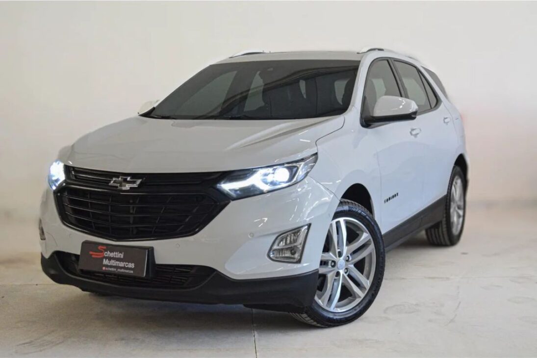 Cinco carros de luxo esquecidos e baratíssimos: Volvo V40 por sessenta e cinco mil, Equinox 2.0 turbo, Peugeot 3008 hi-tech, Mercedes A200 e Lexus híbrido abaixo de cem mil