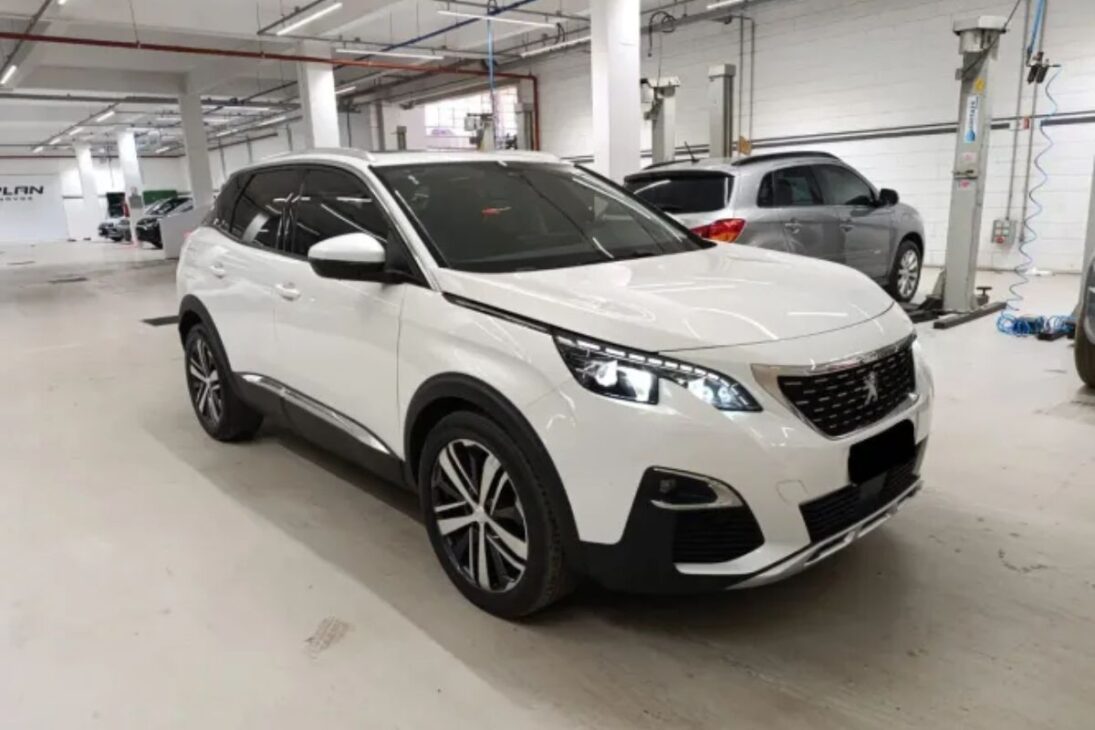 Cinco carros de luxo esquecidos e baratíssimos: Volvo V40 por sessenta e cinco mil, Equinox 2.0 turbo, Peugeot 3008 hi-tech, Mercedes A200 e Lexus híbrido abaixo de cem mil