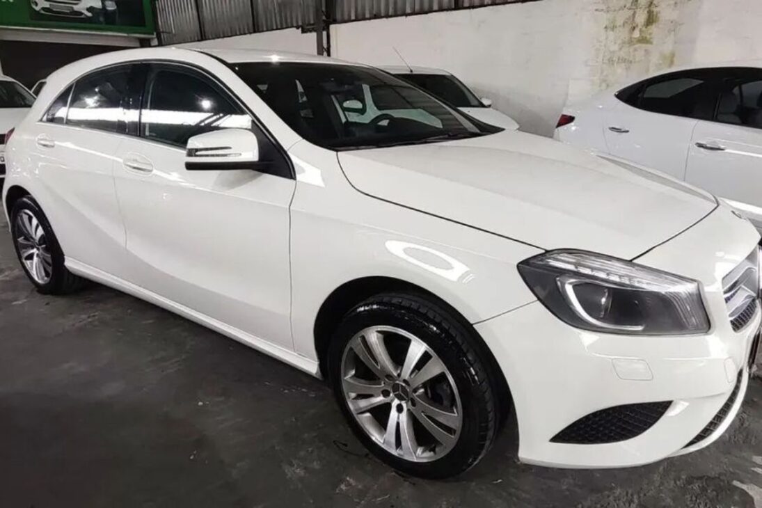 Cinco carros de luxo esquecidos e baratíssimos: Volvo V40 por sessenta e cinco mil, Equinox 2.0 turbo, Peugeot 3008 hi-tech, Mercedes A200 e Lexus híbrido abaixo de cem mil
