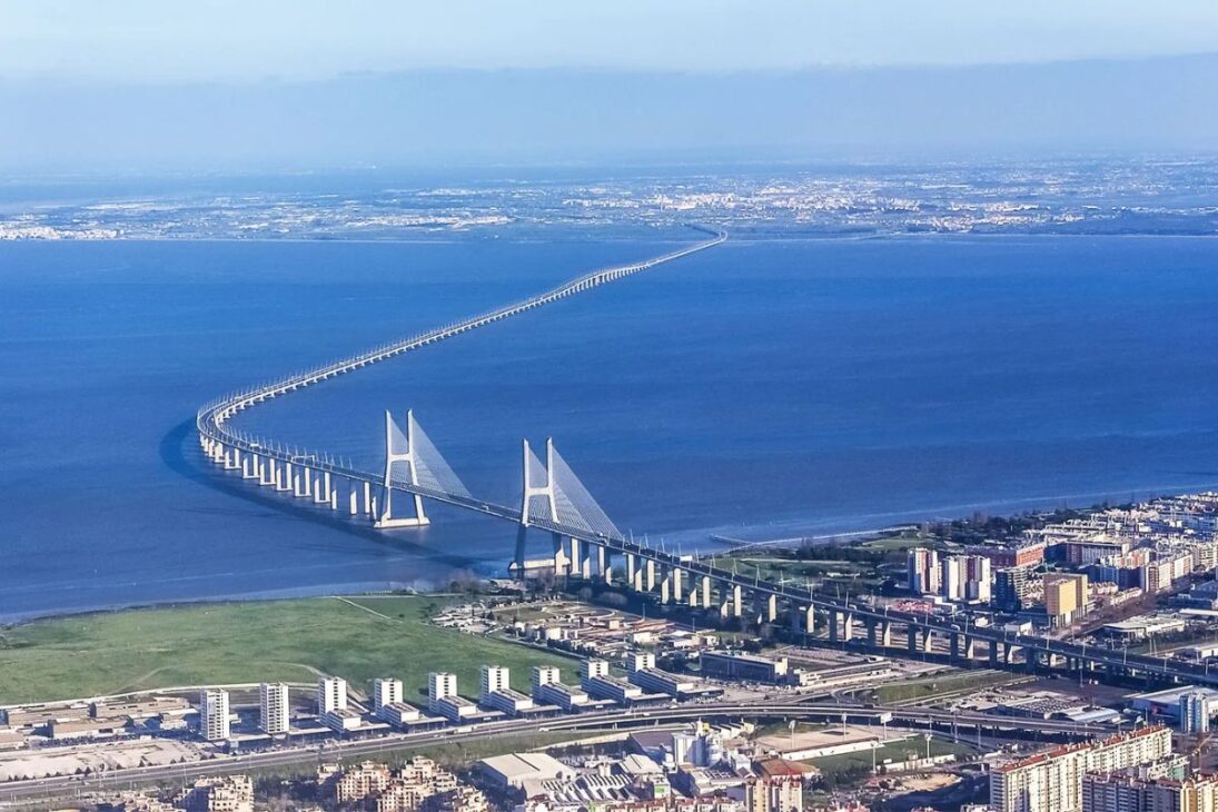 Com 17,2 km, a ponte mais longa da União Europeia foi construída para resistir a um terremoto 4,5 vezes mais forte que o de Lisboa em 1755