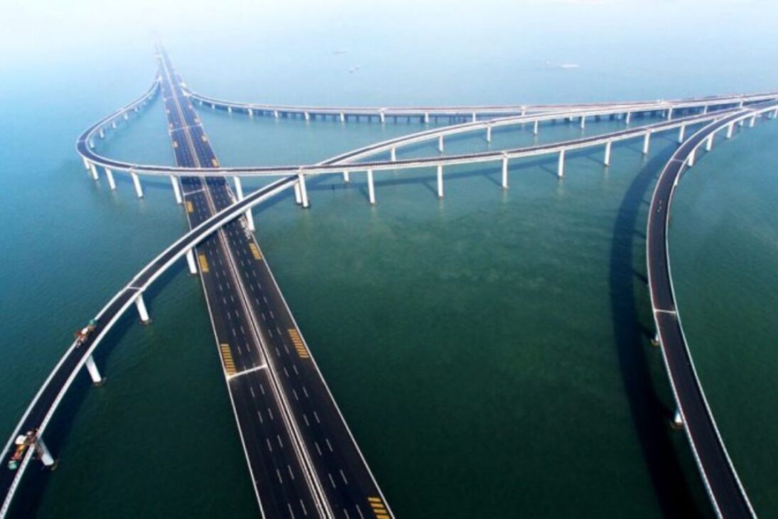Com 42,5 km, foi a ponte sobre o mar mais longa do mundo em 2011, construída em 4 anos para resistir a terremotos de magnitude 8.