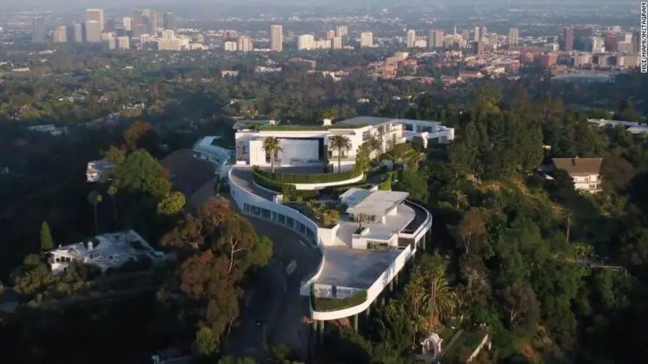Com 9.700 m2, a mansão mais cara de Bel Air, um ícone de 21 quartos que foi a leilão por uma fração de seus US$ 500 milhões