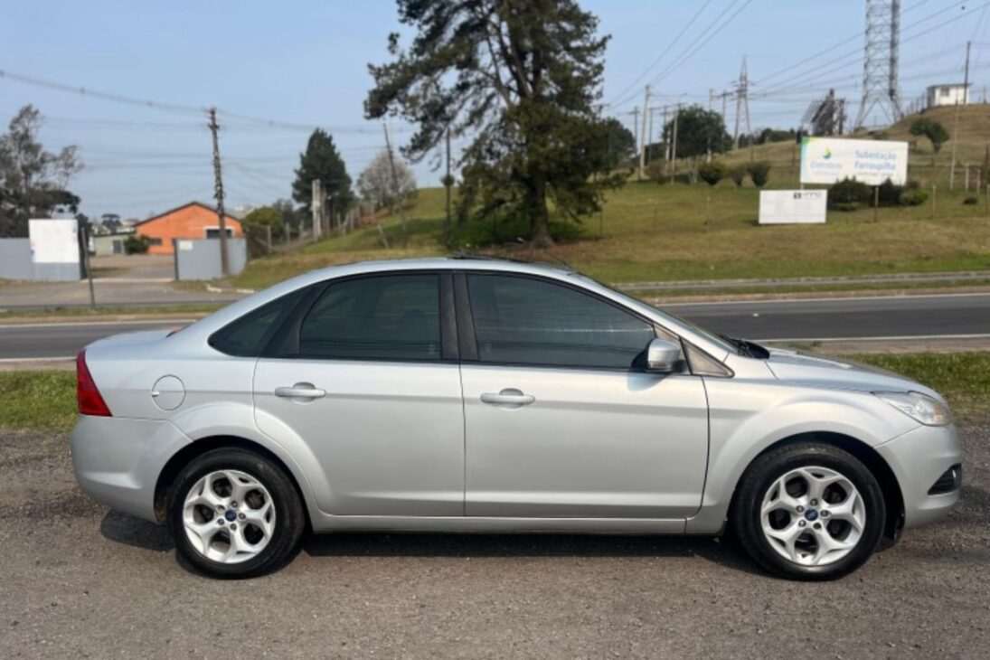 Com preço de R$ 34 mil e com motor 2.0 Duratec de até 148 cv, este sedã automático entrega suspensão independente, porta-malas de 526 litros e conforto exemplar; conheça o Ford Focus Sedan GLX 2.0 AT 2012