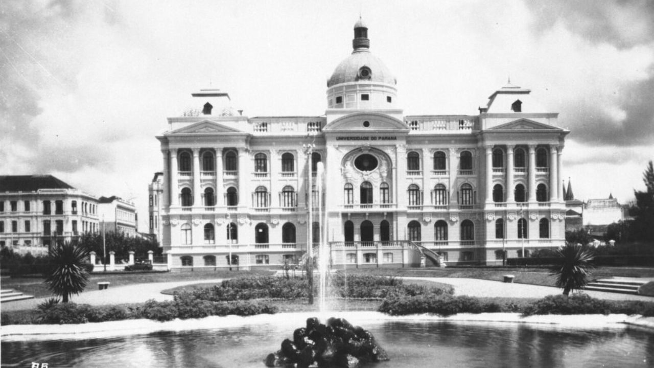 Longe do eixo Rio-São Paulo, a primeira universidade do Brasil foi fundada no Paraná em 1912, impulsionada por um surpreendente sonho local de "emancipação intelectual" para apoiar a economia da erva-mate.
