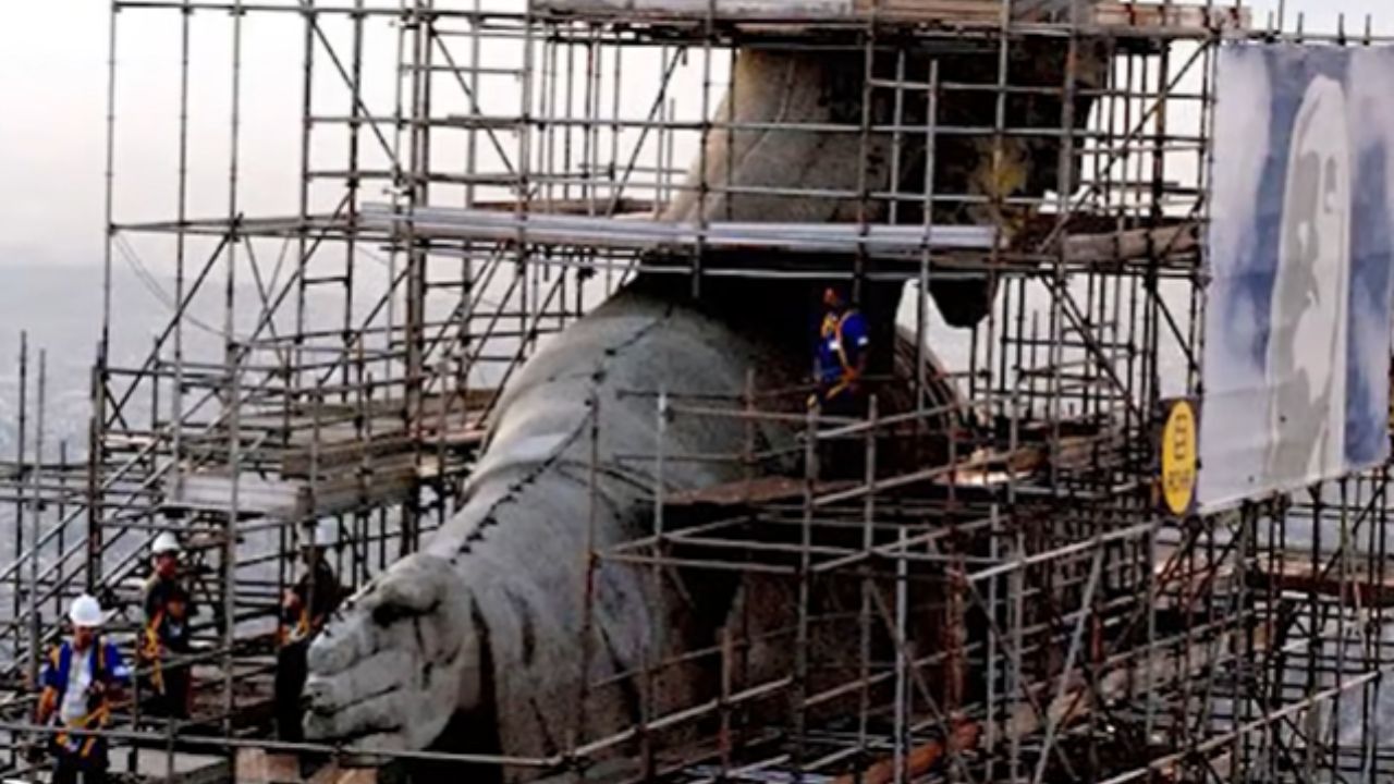 fase de construção do Cristo Redentor durou nove anos e foi um imenso desafio logístico que envolveu o transporte de materiais pela Estrada de Ferro do Corcovado e a montagem de peças francesas a 700 metros de altitude, sendo concluída sem nenhuma morte de operário