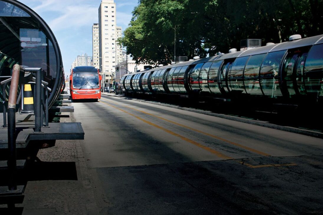 Considerada uma das cidades mais inteligentes do mundo, esta capital paranaense inspirou o sistema de transporte de Nova York e tem mais área verde por habitante que muitas capitais europeias