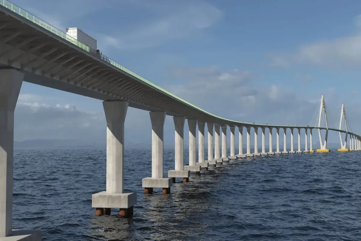 Ponte Salvador-Itaparica vista sobre o mar, destacando pilares de sustentação e o avanço das obras de integração viária na Bahia.