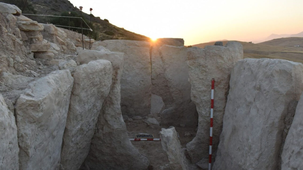 Descoberta de tumba de pedra com cerca de 5.000 anos revela tesouro arqueológico