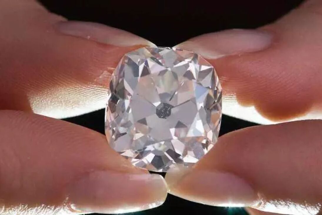 Ela usou por 30 anos um anel de 10 libras achado em feira de Londres e descobriu ser um diamante de 26,27 quilates leiloado por 656.750 libras