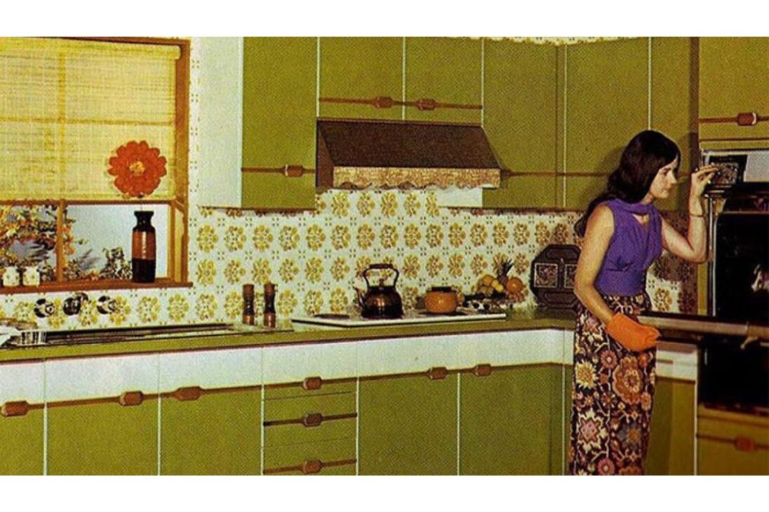 Entre na cozinha, no quarto e no banheiro dos anos 70 e descubra como era viver com móveis escuros, pôsteres de ídolos e azulejos coloridos