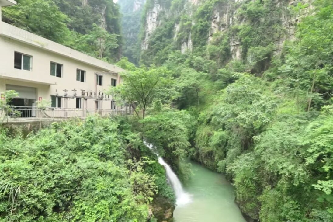 Família mora há mais de 20 anos isolada numa ilha no meio de um rio na China e surpreende com vida simples, natureza e zero medo de enchente
