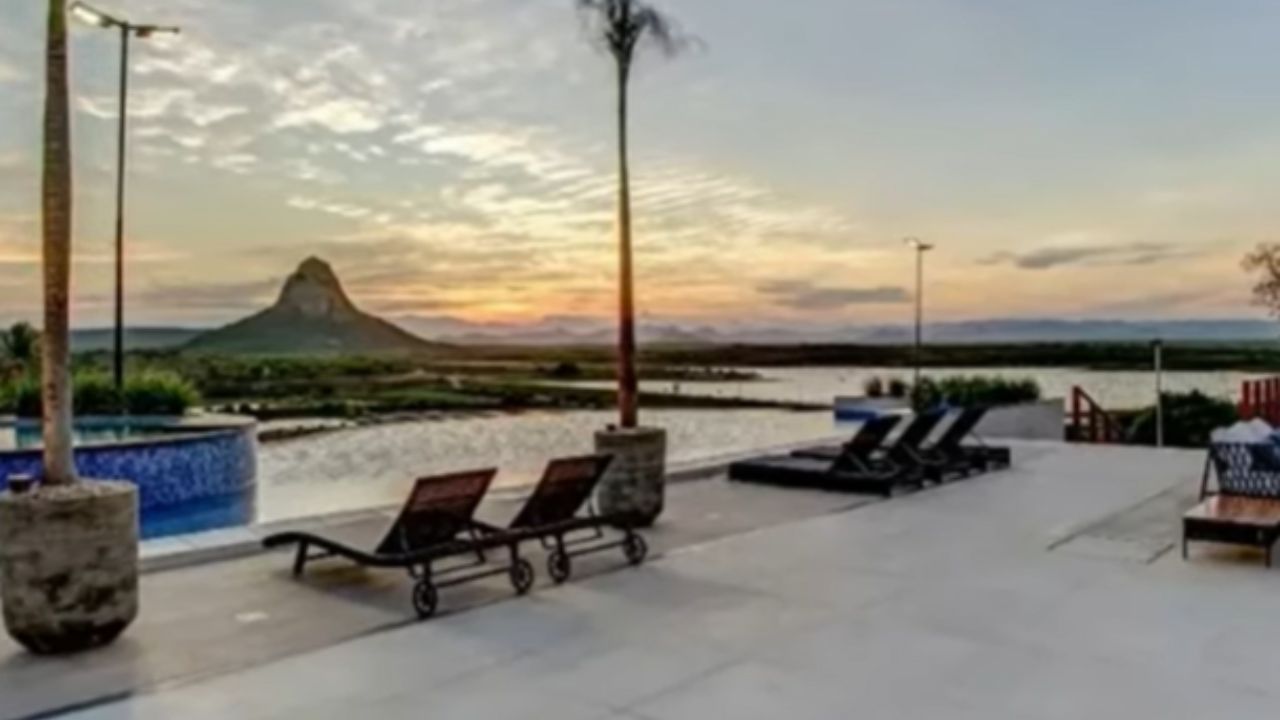 Localizada em Aracoiaba, a fazenda de Wesley Safadão supera o tamanho do Estádio Presidente Vargas, funcionando como um império rural com praia particular, lagos e um haras que fatura mais de R$ 120 milhões em leilões.