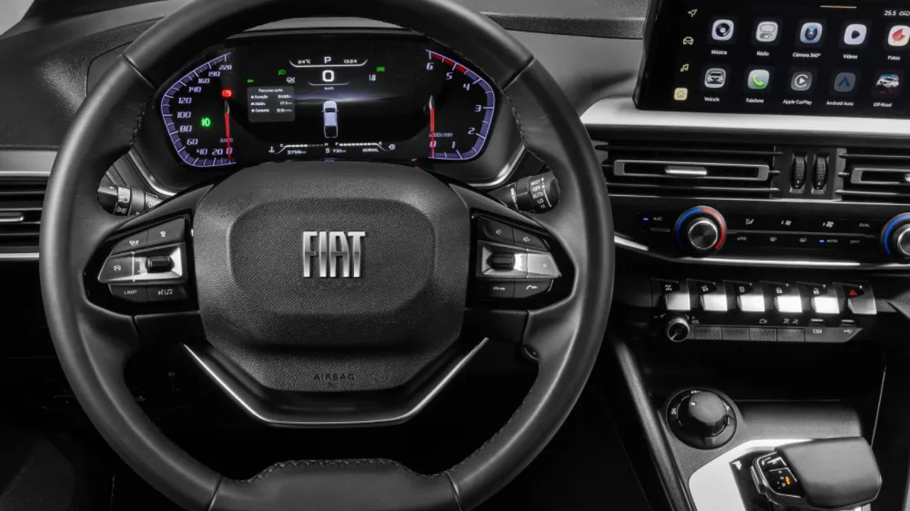 A Fiat Titano Ranch 2026 eleva seu nível tecnológico com um pacote de segurança ADAS, que inclui frenagem automática e piloto adaptativo, combinado a um painel de instrumentos digital e uma central multimídia de 10 polegadas com espelhamento sem fio.