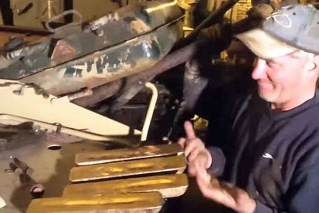 Homem compra um tanque de guerra usado por US$ 37 mil e encontra cinco barras de ouro, avaliadas em mais de US$ 2 milhões, escondidas no tanque de combustível