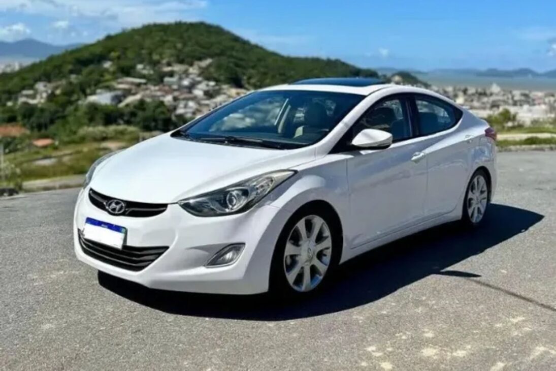 Com preço de R$ 65 mil e motor 2.0 flex, este automático entrega teto solar e ar dual zone; conheça Hyundai Elantra GLS 2.0 2015