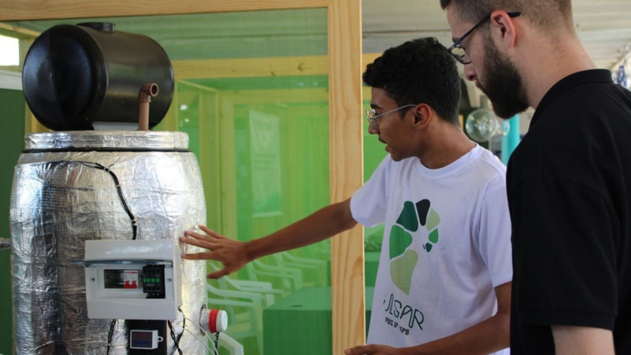 Estudantes do IFPB desenvolvem aquecedor solar acessível e sustentável para famílias de baixa renda: inovação, energia renovável e economia social