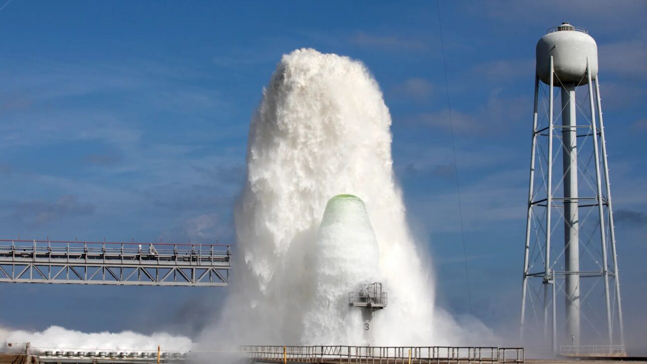 Sistema de dilúvio da NASA libera cerca de 450 000 galões de água no Complexo 39B para supressão acústica e térmica. (Imagem: NASA)