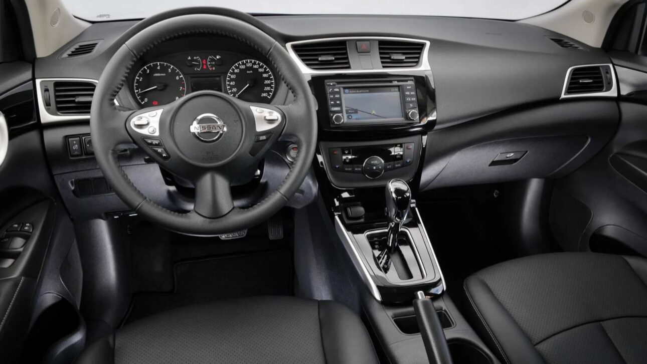 Nissan Sentra SV 2.0 2019 custa R$ 72 mil na Tabela Fipe, oferece espaço amplo, motor 140 cv e pacote de equipamentos completo.