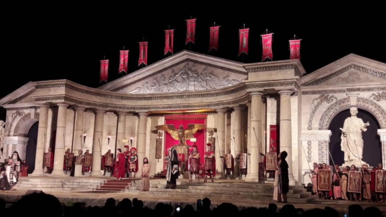 Descubra Nova Jerusalém, o maior teatro ao ar livre do mundo, com 100 mil m² e muralhas de 3,5 km no Agreste de Pernambuco.