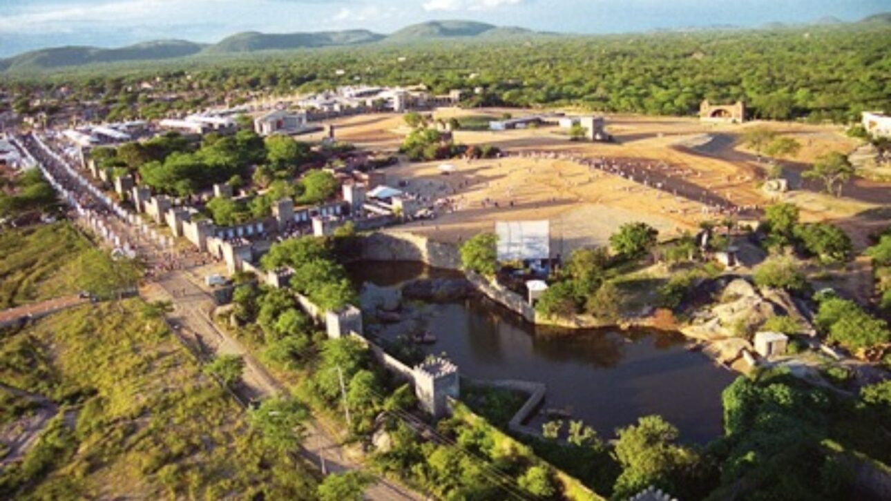 Descubra Nova Jerusalém, o maior teatro ao ar livre do mundo, com 100 mil m² e muralhas de 3,5 km no Agreste de Pernambuco.