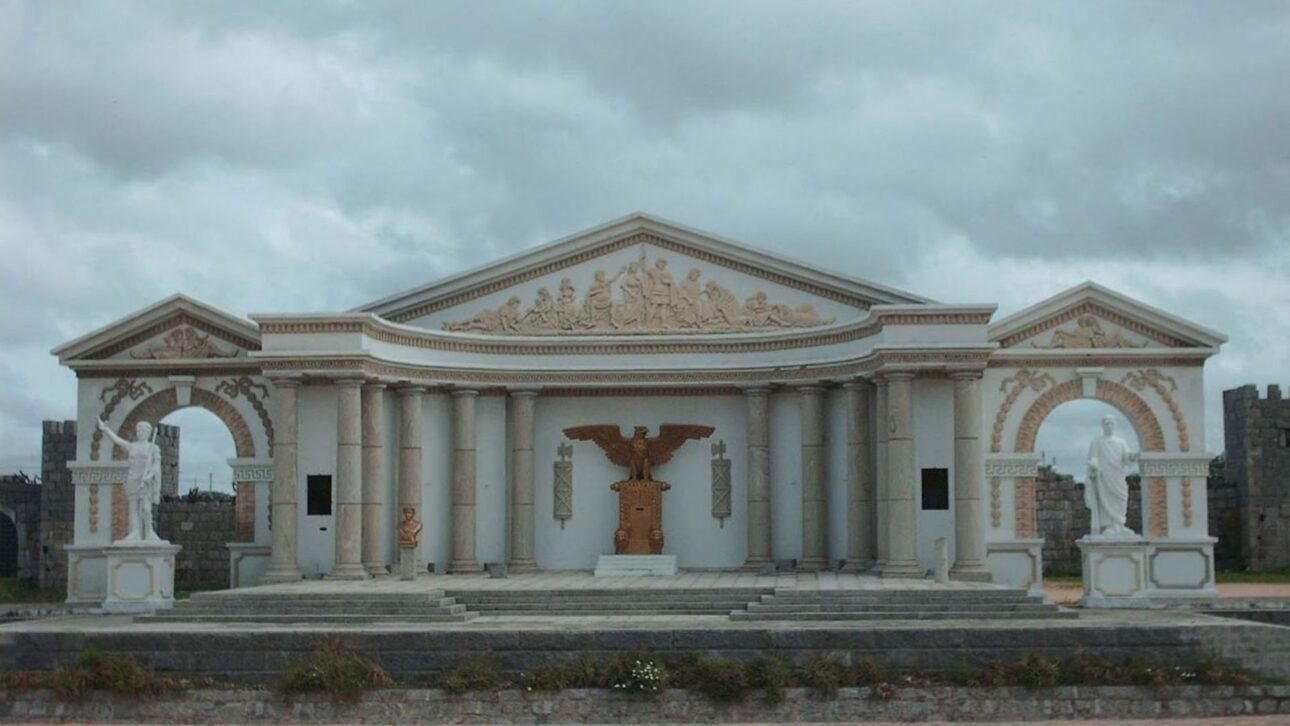 Descubra Nova Jerusalém, o maior teatro ao ar livre do mundo, com 100 mil m² e muralhas de 3,5 km no Agreste de Pernambuco.
