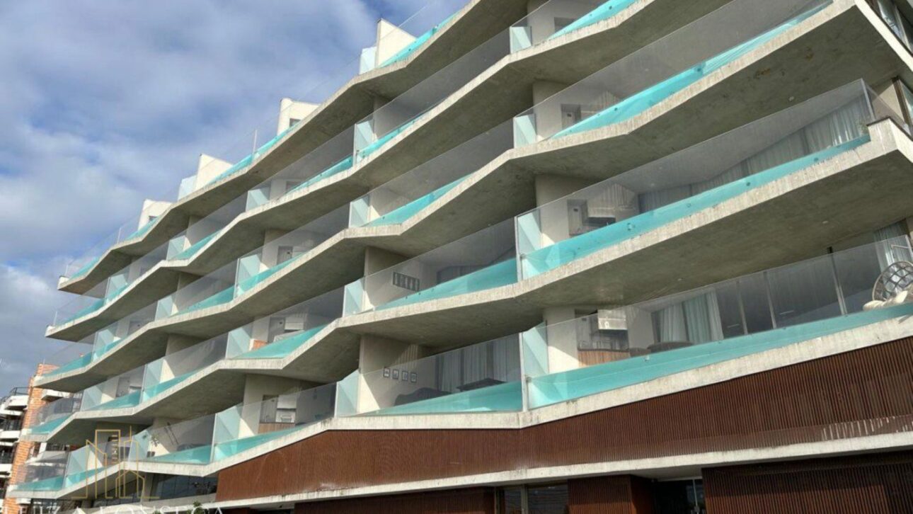 Prédio mais “instagramável” do Brasil em Ubatuba tem piscinas de 14 mil litros na sacada e apartamentos de luxo com vista para o mar.