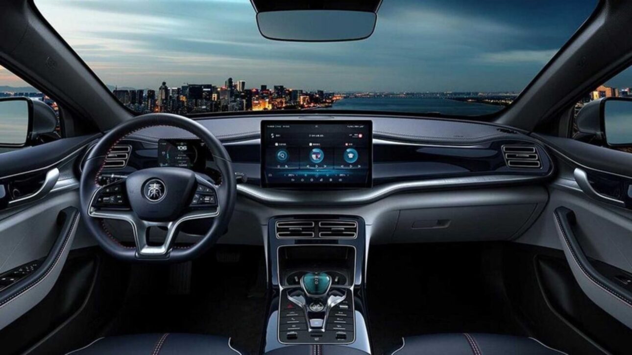 Novo BYD Qin Plus chega ao Brasil com motor híbrido DM-i 5.0 e autonomia impressionante de até 2.100 km. Conheça o rival do Corolla.