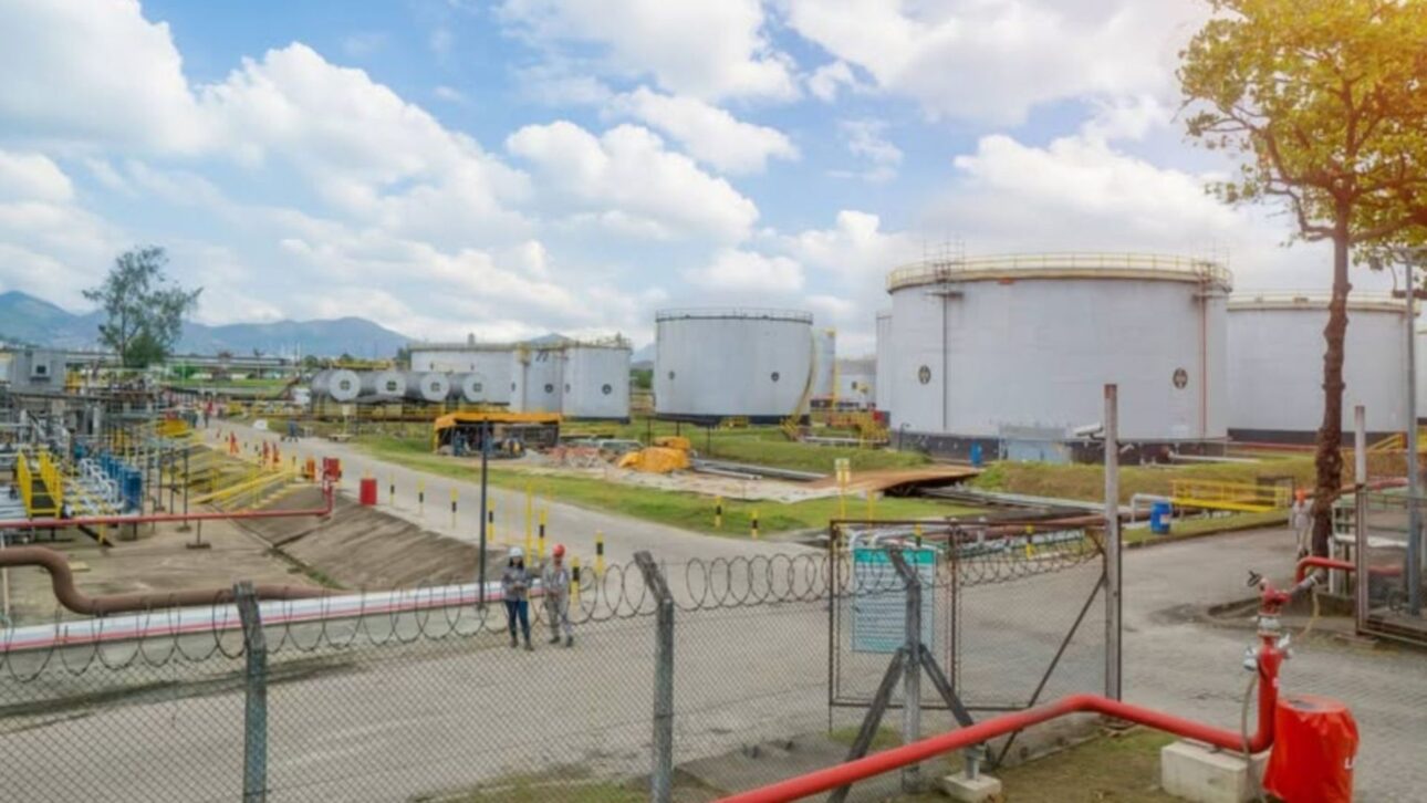 Refinaria de Manguinhos é interditada pela ANP. Refit alega prejuízo diário de R$ 5 milhões e questiona ação da agência.