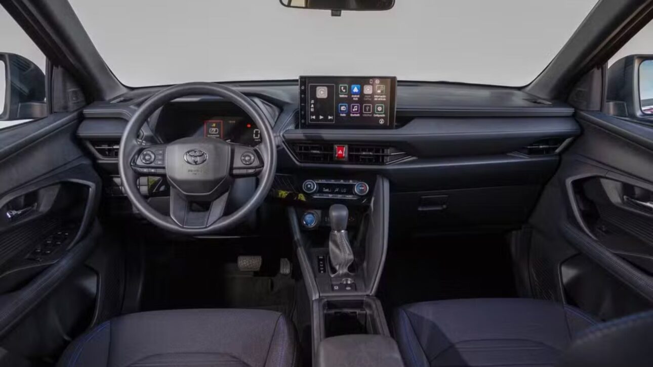 Toyota Yaris Cross 2025 chega com motor híbrido, até 17,9 km/l e versões entre R$130 mil e R$180 mil. SUV promete liderança em eficiência.