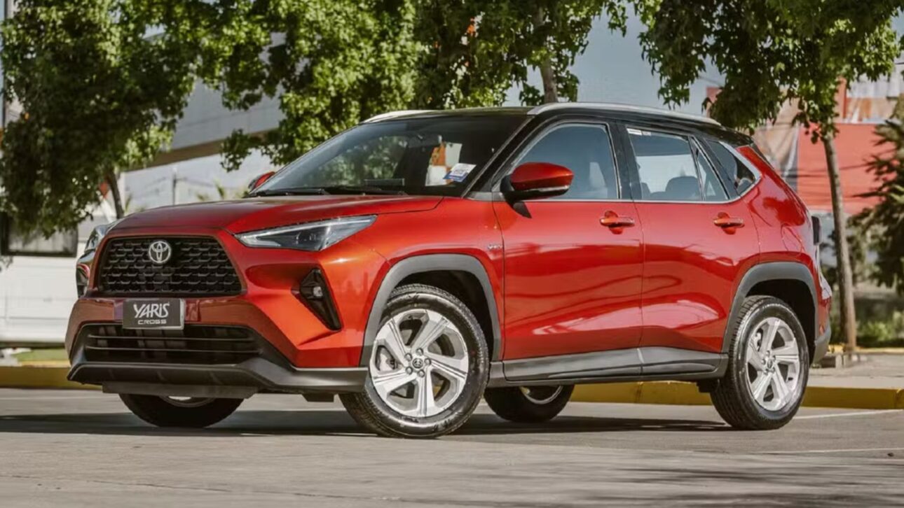 Toyota Yaris Cross 2025 chega com motor híbrido, até 17,9 km/l e versões entre R$130 mil e R$180 mil. SUV promete liderança em eficiência.