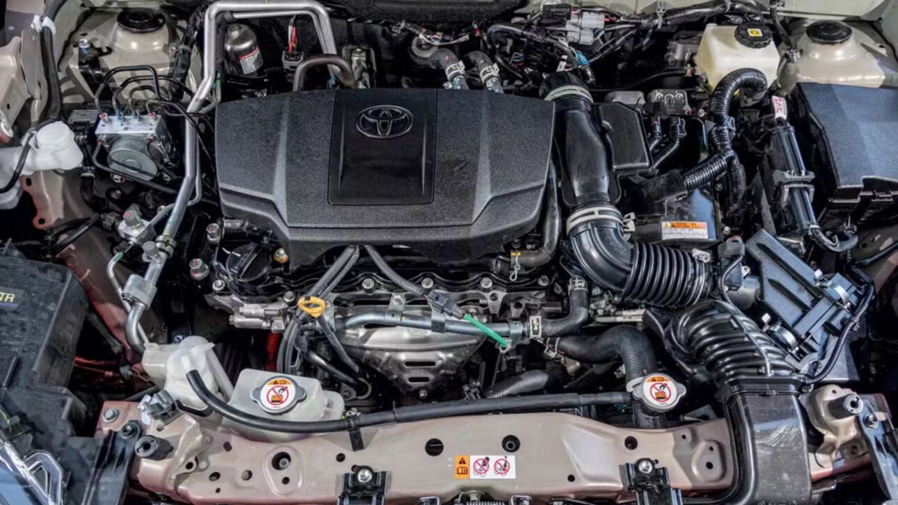 Toyota Yaris Cross 2025 chega com motor híbrido, até 17,9 km/l e versões entre R$130 mil e R$180 mil. SUV promete liderança em eficiência.