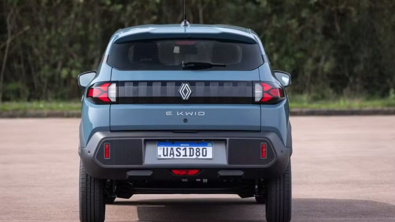 Renault Kwid E-Tech 2026 chega ao Brasil por R$ 99.990, com novo design, mais tecnologia e se torna o carro elétrico mais barato do país.