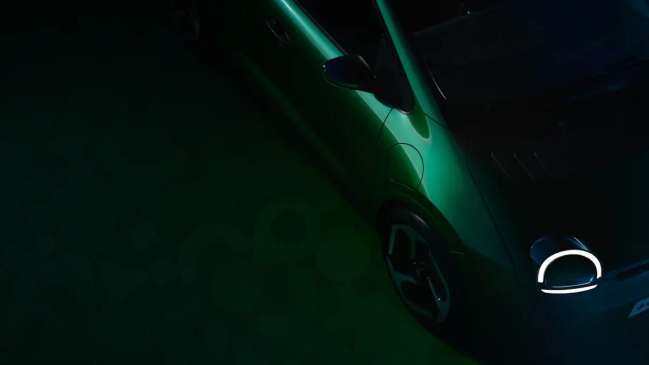 O novo Renault Twingo elétrico traz design retrô, LED nostálgico e quatro portas para rivalizar com o BYD Dolphin Mini na Europa.