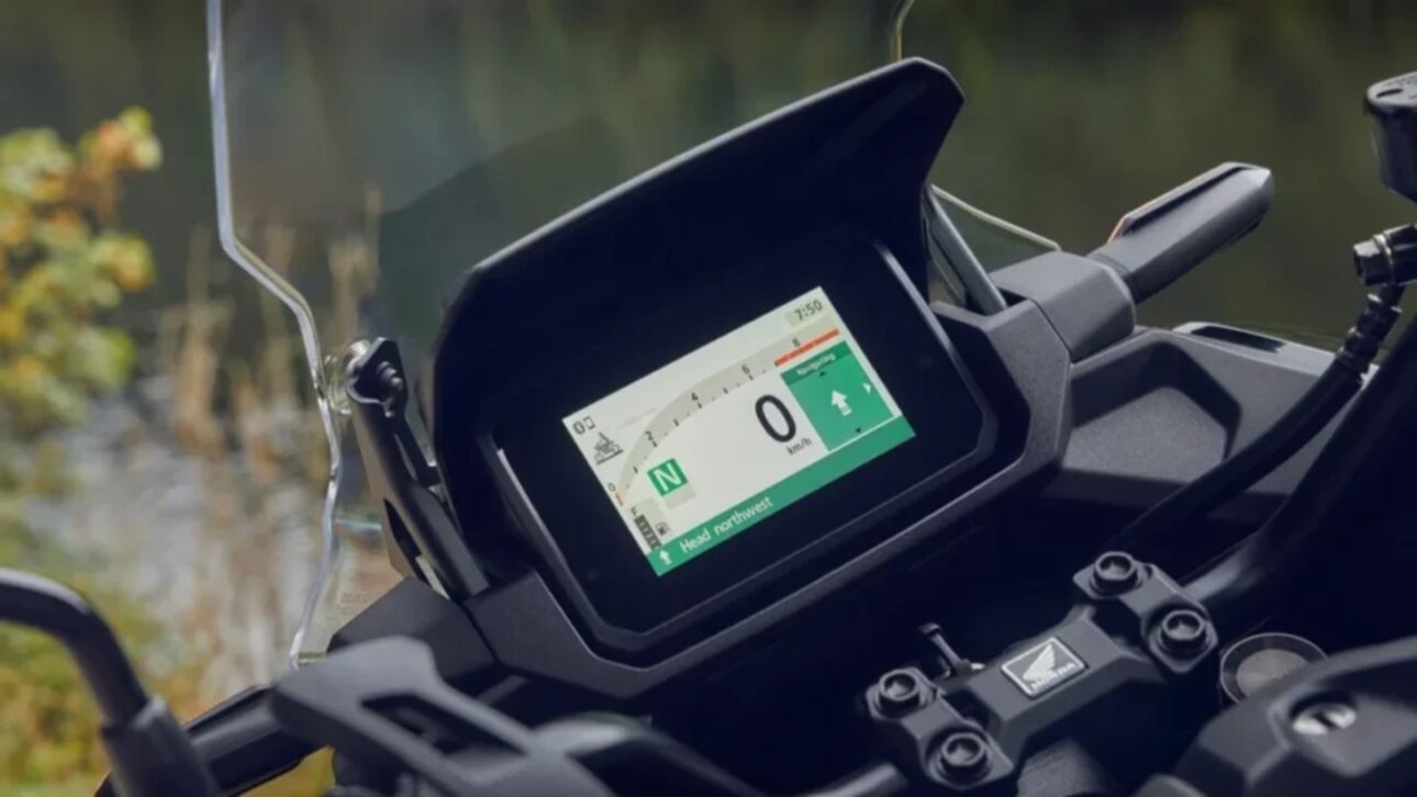 A nova Honda NC 750X 2026 chega ao Brasil com painel TFT, freios duplos e design renovado, mantendo desempenho e versatilidade.