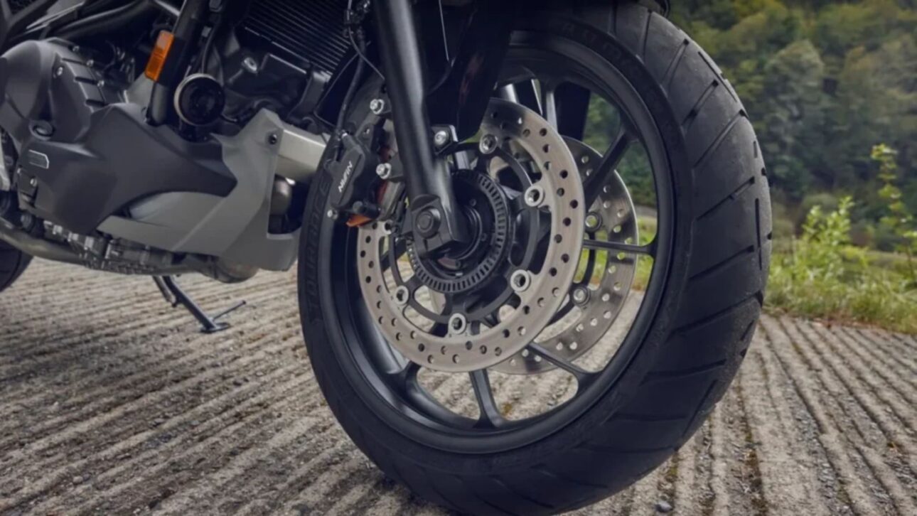 A nova Honda NC 750X 2026 chega ao Brasil com painel TFT, freios duplos e design renovado, mantendo desempenho e versatilidade.