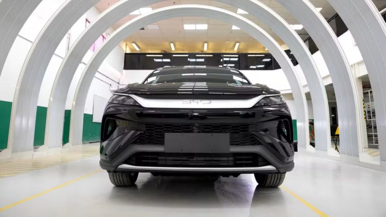 Novo BYD Song Pro híbrido flex promete mais de 1.000 km de autonomia e visual renovado, mirando rivais como Corolla Cross e Compass 4xe.