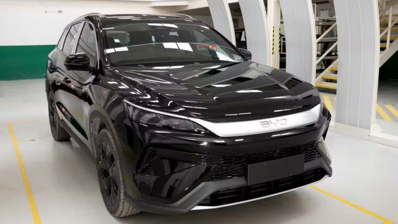 Novo BYD Song Pro híbrido flex promete mais de 1.000 km de autonomia e visual renovado, mirando rivais como Corolla Cross e Compass 4xe.