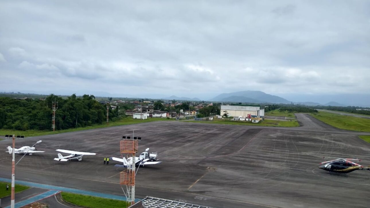 Aeroporto de Itanhaém perde movimento após decisão da Petrobras e opera muito abaixo da capacidade, apesar da estrutura moderna.
