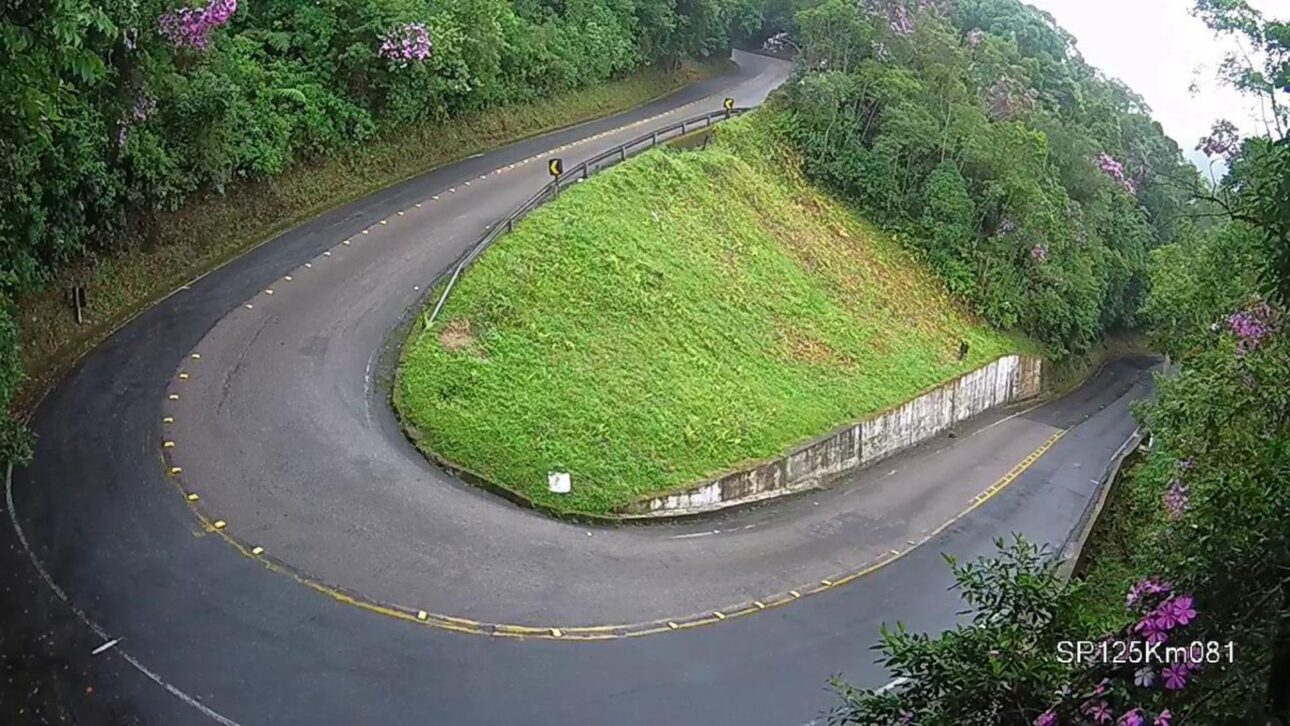 A Rodovia Oswaldo Cruz desafia motoristas com curvas fechadas, descidas íngremes e clima instável rumo ao litoral de São Paulo.