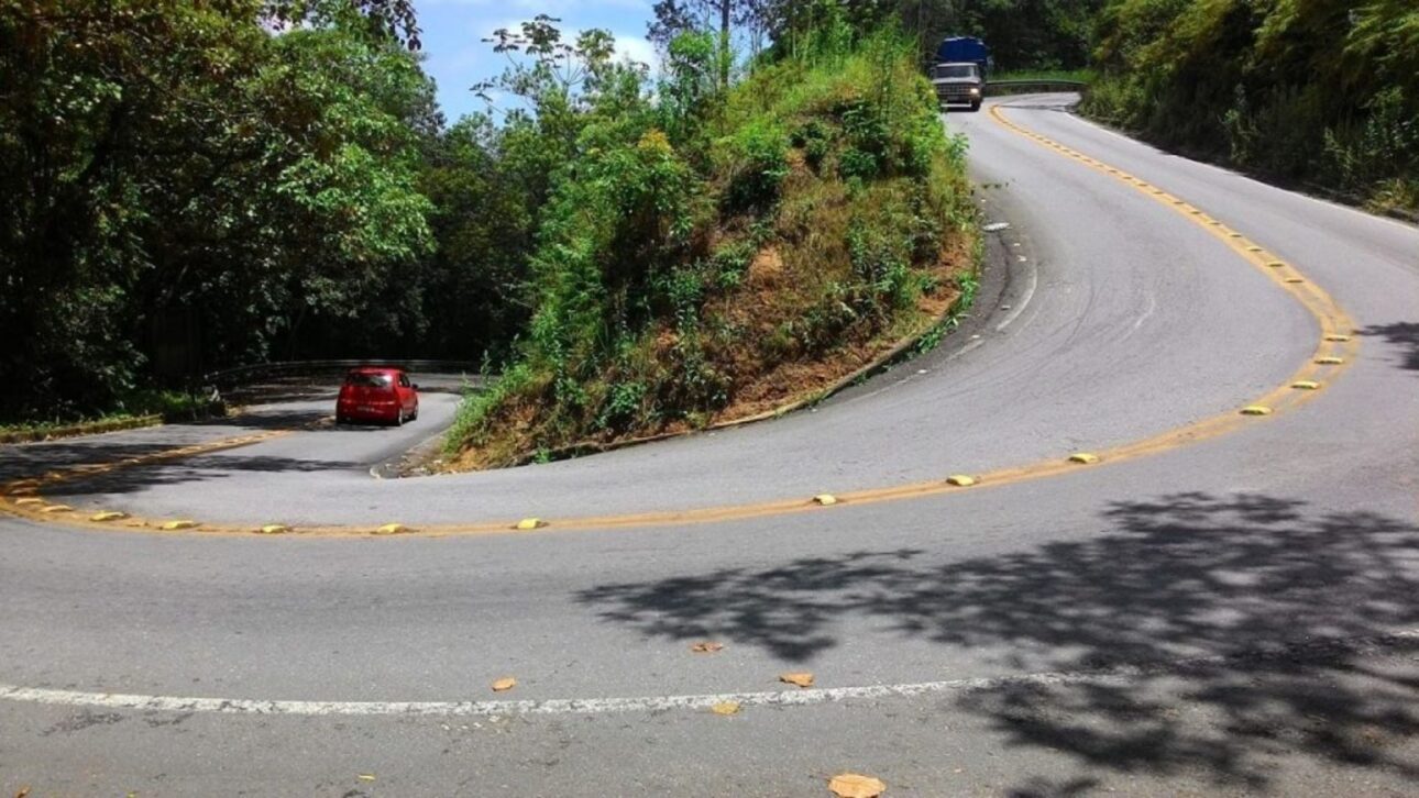 A Rodovia Oswaldo Cruz desafia motoristas com curvas fechadas, descidas íngremes e clima instável rumo ao litoral de São Paulo.
