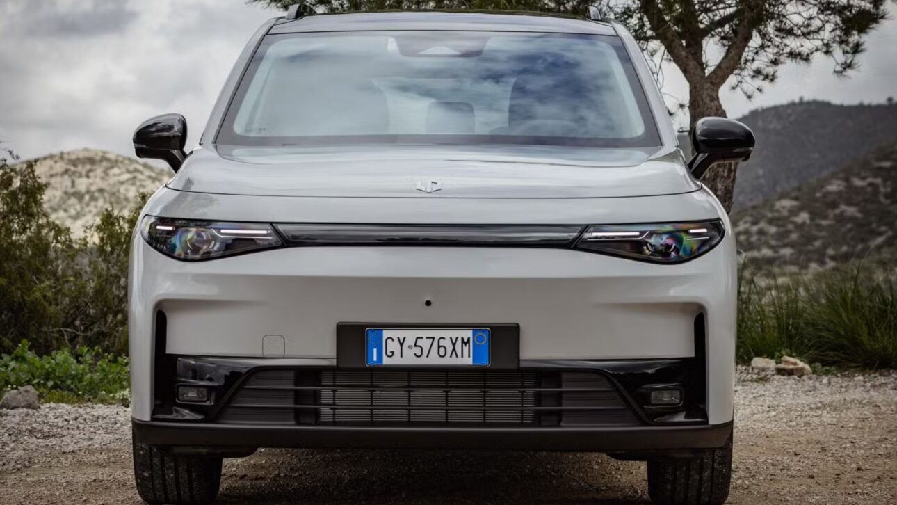 Leapmotor C10 estreia no Brasil com apoio da Stellantis, motor 1.5 que gera energia e até 460 km de autonomia elétrica.